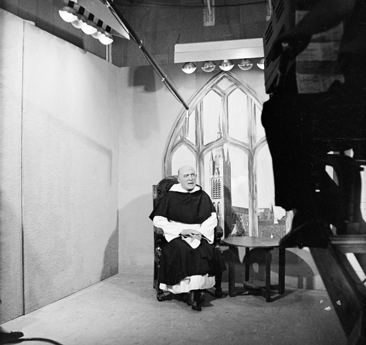 Bestand:Opening eerste kro uitzending.png