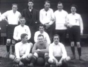 Bestand:Voetbalwedstrijd Amsterdamse politie - kelners Trianon (1927).jpg