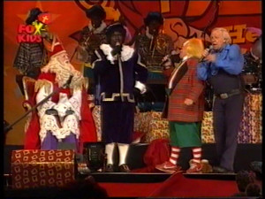 Bassie & Adriaan begroeten Sint Nicolaas en Hoofdpiet
