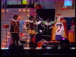 Testpiet zingt 'Ik ben verliefd' op een schommel met verliefde Pieten om haar heen