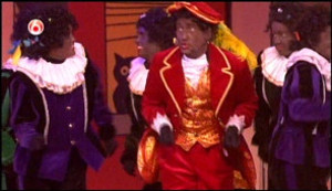 Liedjespiet Paul tijdens het openingslied