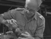 Gouverneur Platteel bezoekt Oksibil1.jpg