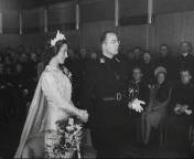 Het nerveuze paar tijdens de plechtigheid