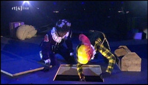 Testpiet en Kluspiet steken de stekker in het stopcontact