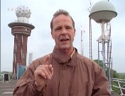 Met Erwin Kroll onder de zon.jpg