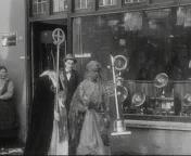 Sinterklaas en Piet kopen een stofzuiger