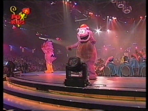 Mascottes Eek the Cat (midden) en Biyomon (links)