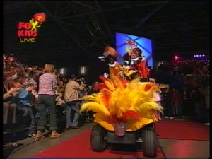 Tijdens de artiestenparade laten de artiesten zich alvast zien en laten zich op een karretje door de zaal rijden