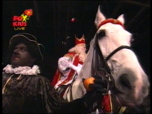 Paardenpiet begeleidt Amerigo en Sinterklaas