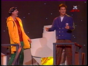 Presentatoren op het dakdecor waarin een lift zit geïntegreerd