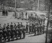 Vertrek van mannen van de N.A.D. naar het oosten.jpg