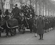 Uitvaart van Jhr Dr P van Vredenburgh gezant te Brussel.jpg