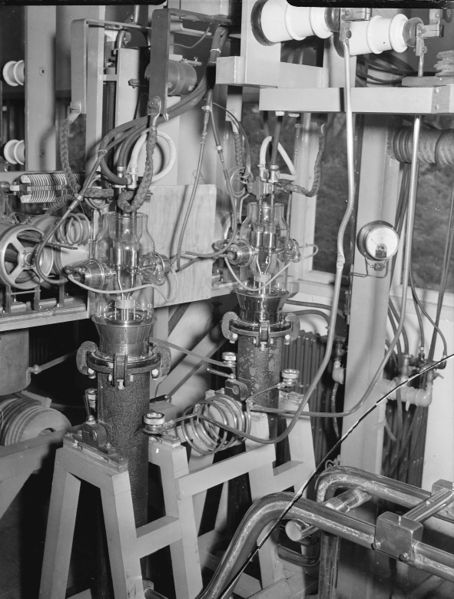 Bestand:Zendbuizen van de PHOHI-PCJ-zender.jpeg