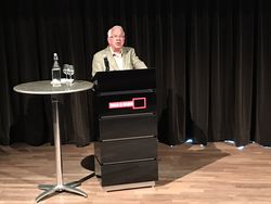 Nico Crama tijdens zijn presentatie 'De Nederlandse animatiefilm vóór het digitale tijdperk' op 3 september 2017 bij het Nederlands Instituut voor Beeld en Geluid.