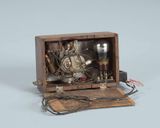 Eenlampsontvanger (bron: Fotoarchief Beeld en Geluid, archiefnummer BG0126949)