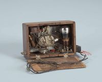 Eenlampsontvanger (bron: Fotoarchief Beeld en Geluid, archiefnummer BG0126949)