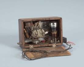 Eenlampsontvanger (bron: Fotoarchief Beeld en Geluid, archiefnummer BG0126949)