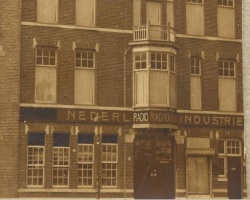 Beukstraat 8-10 te Den Haag, woonhuis en radiostudio van ir. Hanso Idzerda (bron: Haagse Beeldbank, Paul van der Drift, fotonr: 400334 (CC BY-SA 3.0))